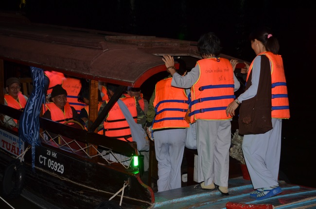 Dự lễ lạc thành chánh điện và trao học bổng tại chùa Phước Long