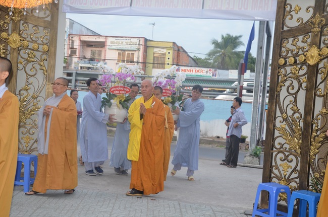 Dự lễ lạc thành chánh điện và trao học bổng tại chùa Phước Long