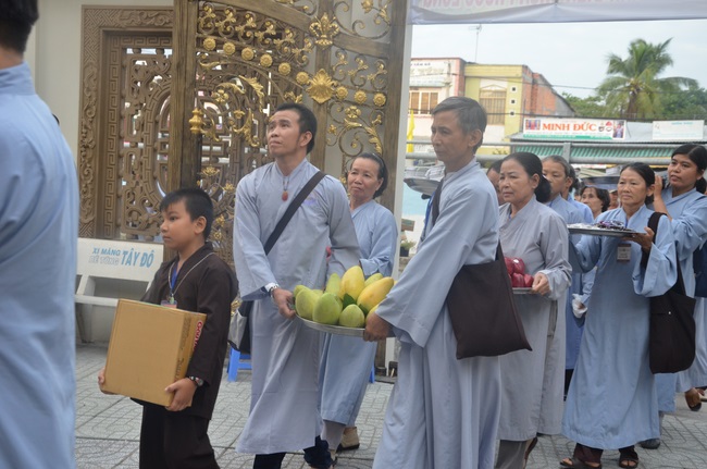 Dự lễ lạc thành chánh điện và trao học bổng tại chùa Phước Long