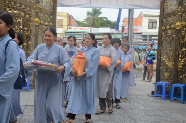 Dự lễ lạc thành chánh điện và trao học bổng tại chùa Phước Long