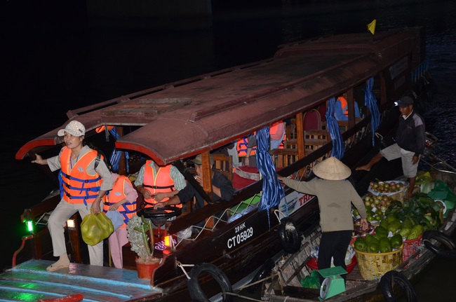 Dự lễ lạc thành chánh điện và trao học bổng tại chùa Phước Long