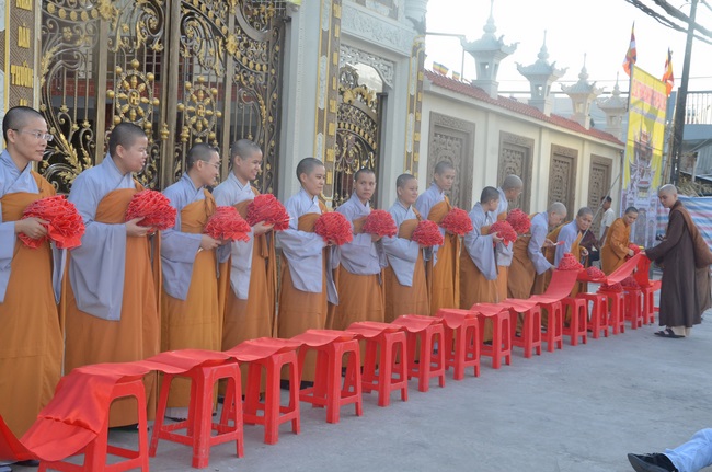 Dự lễ lạc thành chánh điện và trao học bổng tại chùa Phước Long