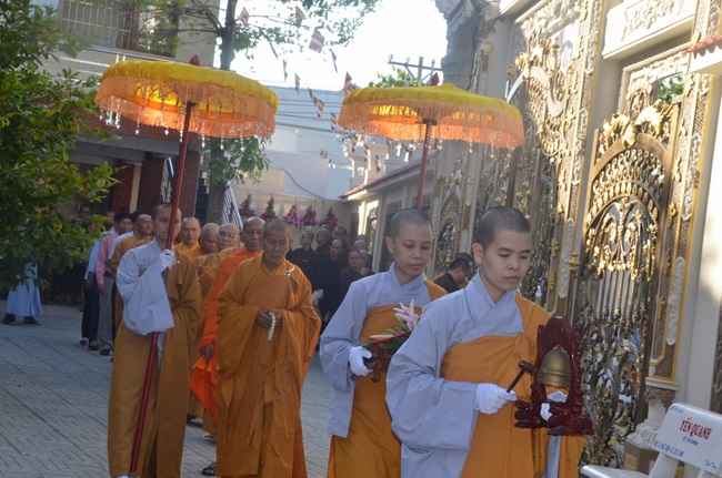 Dự lễ lạc thành chánh điện và trao học bổng tại chùa Phước Long