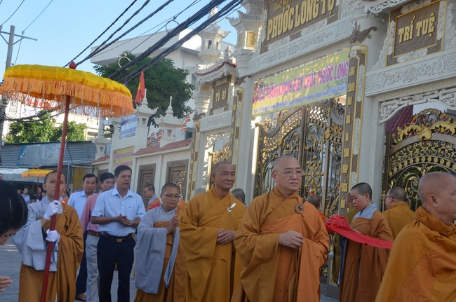 Dự lễ lạc thành chánh điện và trao học bổng tại chùa Phước Long