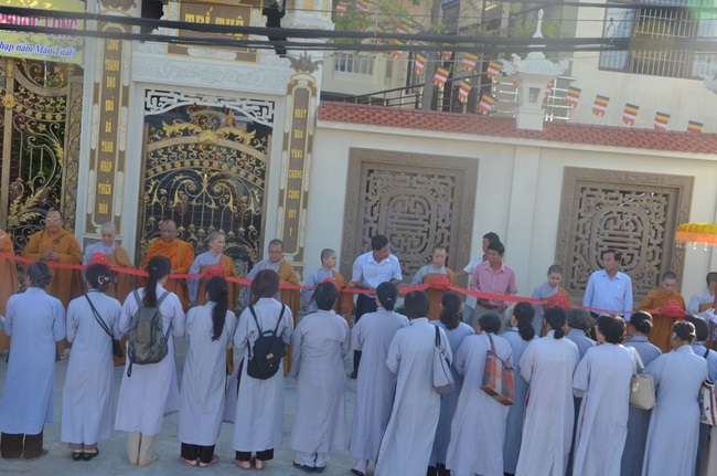 Dự lễ lạc thành chánh điện và trao học bổng tại chùa Phước Long