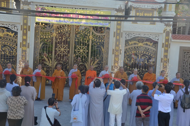 Dự lễ lạc thành chánh điện và trao học bổng tại chùa Phước Long