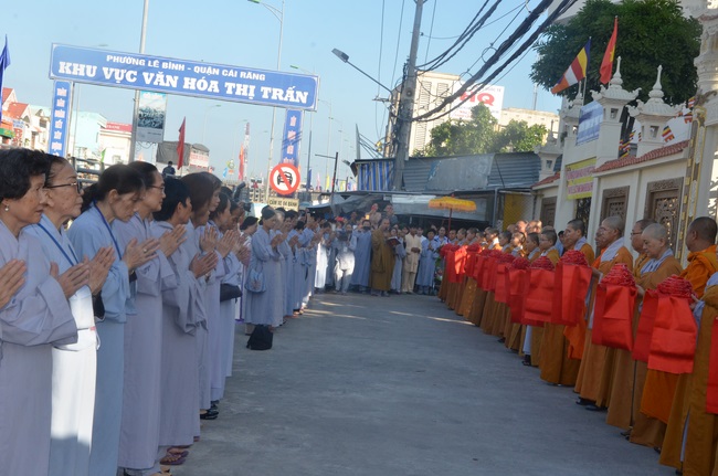 Dự lễ lạc thành chánh điện và trao học bổng tại chùa Phước Long