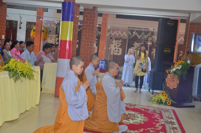 Dự lễ lạc thành chánh điện và trao học bổng tại chùa Phước Long