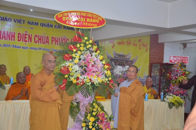 Dự lễ lạc thành chánh điện và trao học bổng tại chùa Phước Long