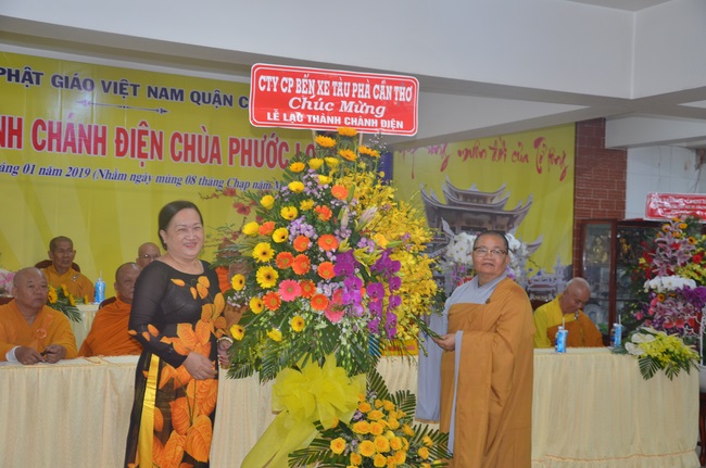 Dự lễ lạc thành chánh điện và trao học bổng tại chùa Phước Long