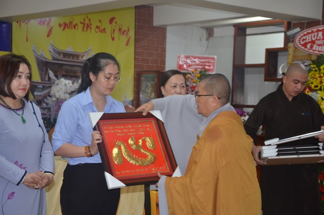 Dự lễ lạc thành chánh điện và trao học bổng tại chùa Phước Long