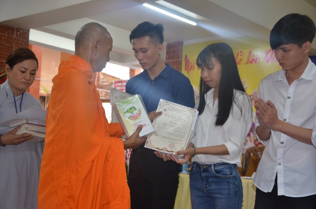 Dự lễ lạc thành chánh điện và trao học bổng tại chùa Phước Long