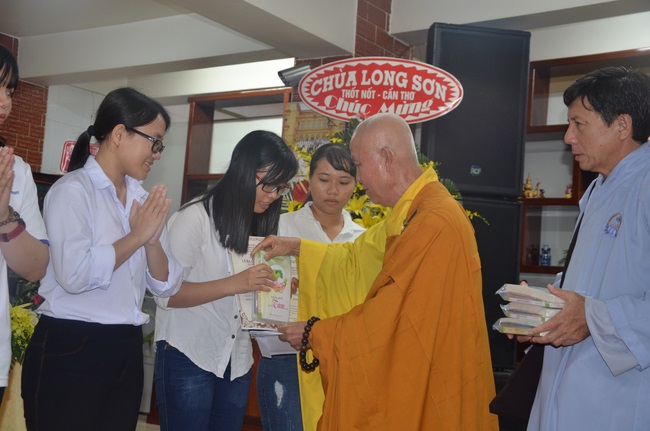 Dự lễ lạc thành chánh điện và trao học bổng tại chùa Phước Long