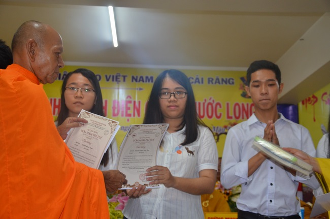 Dự lễ lạc thành chánh điện và trao học bổng tại chùa Phước Long