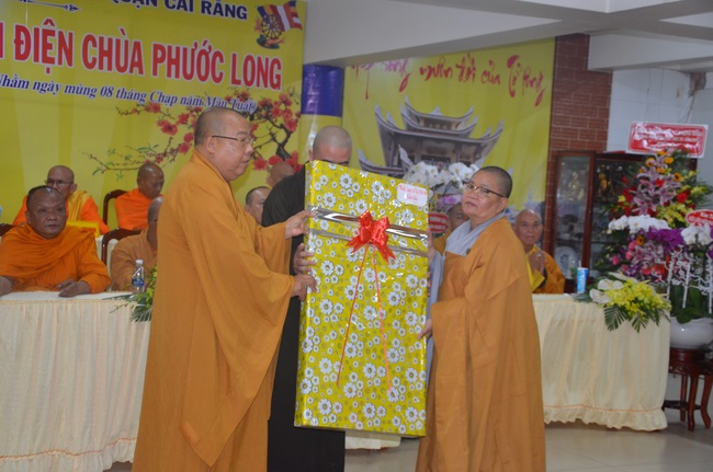 Dự lễ lạc thành chánh điện và trao học bổng tại chùa Phước Long