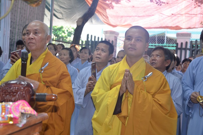 Dự lễ lạc thành chánh điện và trao học bổng tại chùa Phước Long