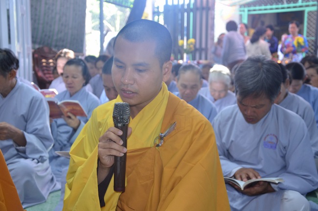 Dự lễ lạc thành chánh điện và trao học bổng tại chùa Phước Long