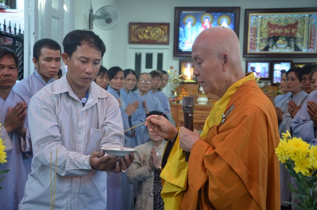 Dự lễ lạc thành chánh điện và trao học bổng tại chùa Phước Long