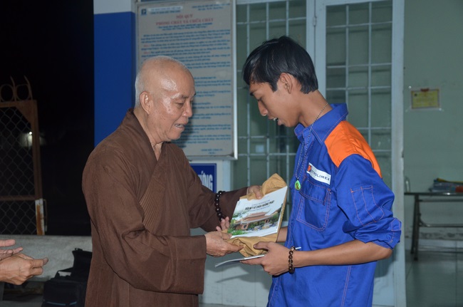 Dự lễ lạc thành chánh điện và trao học bổng tại chùa Phước Long