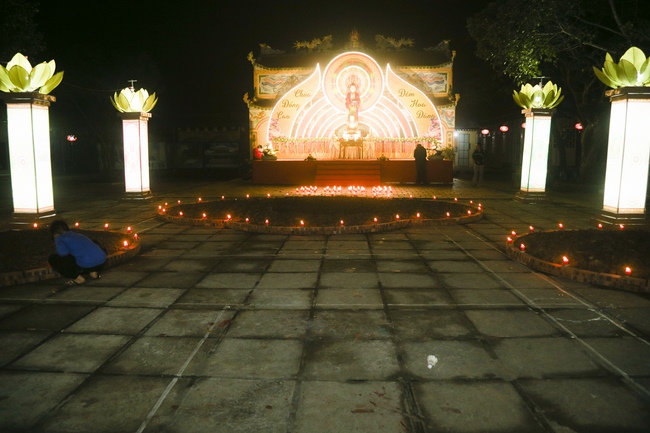 Dong Cao pagoda warmly celebrating enlightened achievement of the Bodhisattva Siddhartha