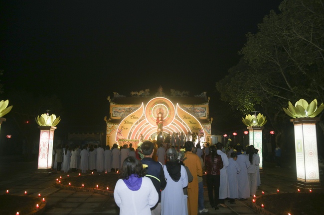 Dong Cao pagoda warmly celebrating enlightened achievement of the Bodhisattva Siddhartha