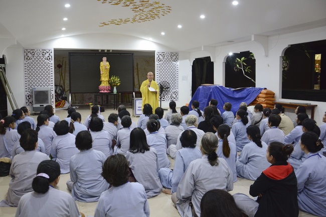 Phóng sanh bằng du thuyền trên sông Sài Gòn