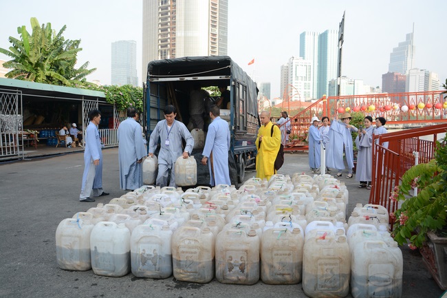Phóng sanh bằng du thuyền trên sông Sài Gòn