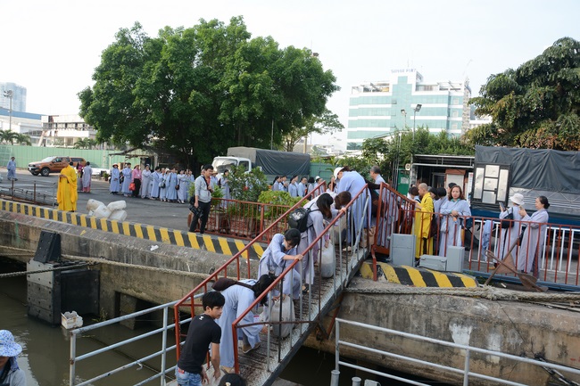 Phóng sanh bằng du thuyền trên sông Sài Gòn