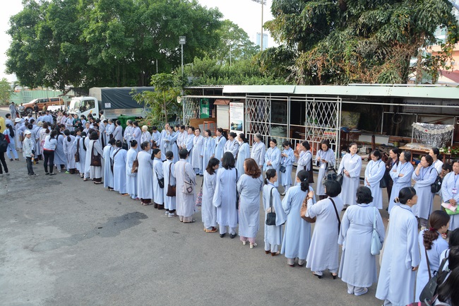 Phóng sanh bằng du thuyền trên sông Sài Gòn