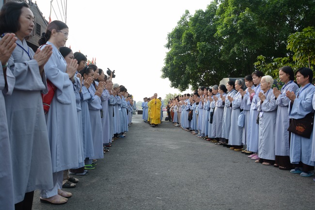 Phóng sanh bằng du thuyền trên sông Sài Gòn