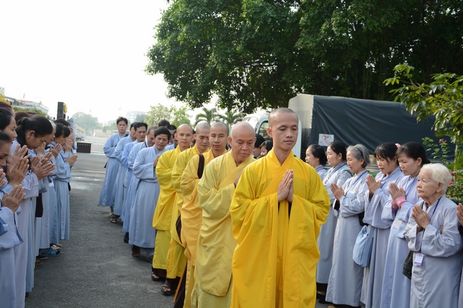 Phóng sanh bằng du thuyền trên sông Sài Gòn