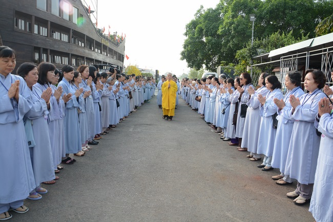 Phóng sanh bằng du thuyền trên sông Sài Gòn