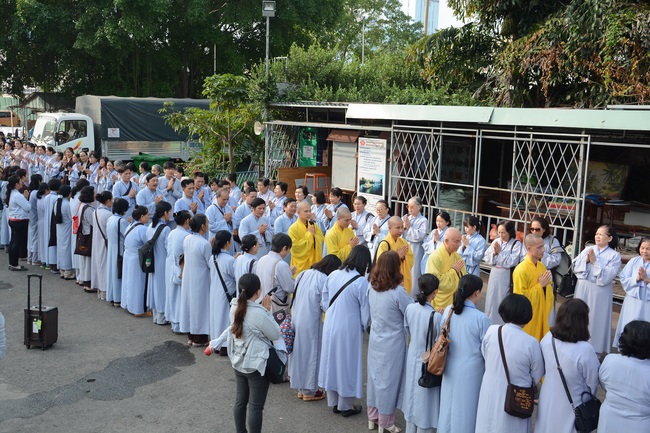 Phóng sanh bằng du thuyền trên sông Sài Gòn