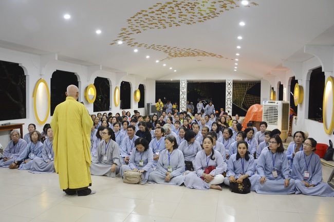 Phóng sanh bằng du thuyền trên sông Sài Gòn