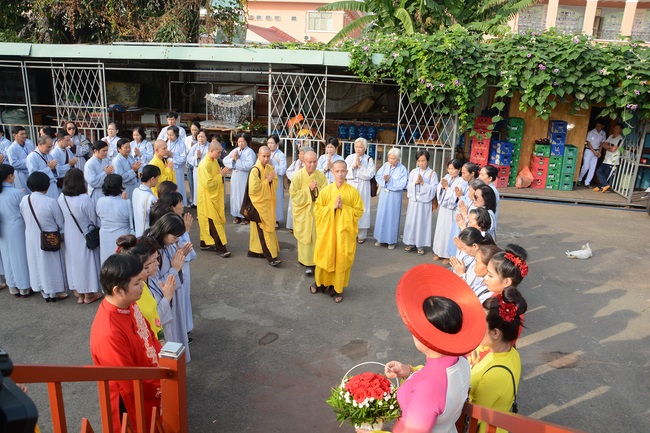 Phóng sanh bằng du thuyền trên sông Sài Gòn
