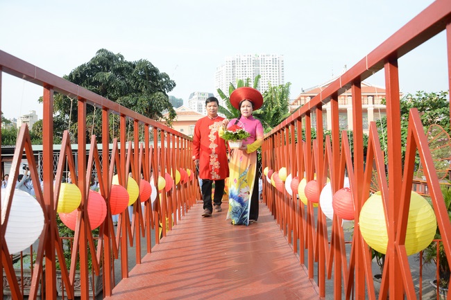 Phóng sanh bằng du thuyền trên sông Sài Gòn