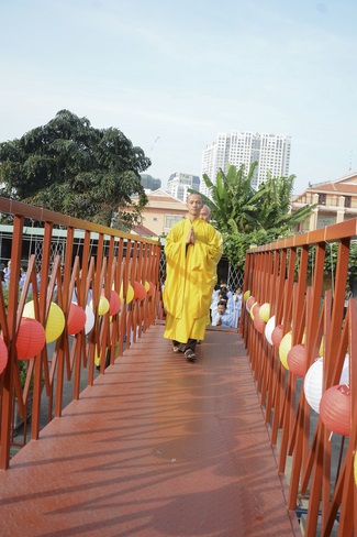 Phóng sanh bằng du thuyền trên sông Sài Gòn