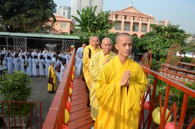 Phóng sanh bằng du thuyền trên sông Sài Gòn
