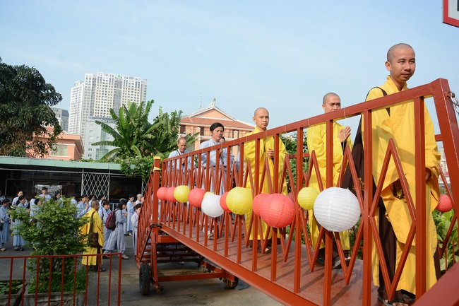 Phóng sanh bằng du thuyền trên sông Sài Gòn