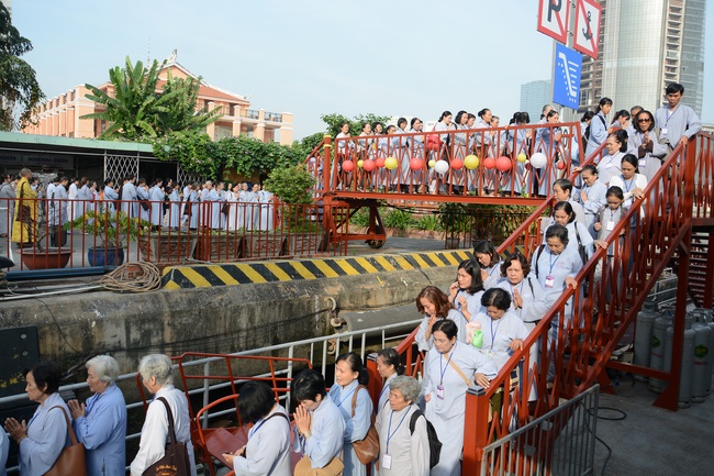 Phóng sanh bằng du thuyền trên sông Sài Gòn