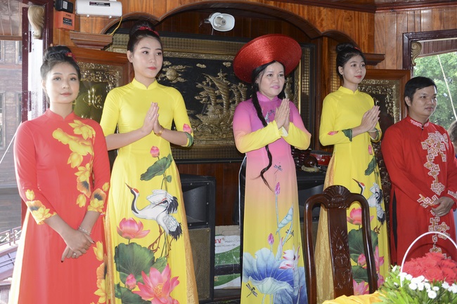 Phóng sanh bằng du thuyền trên sông Sài Gòn