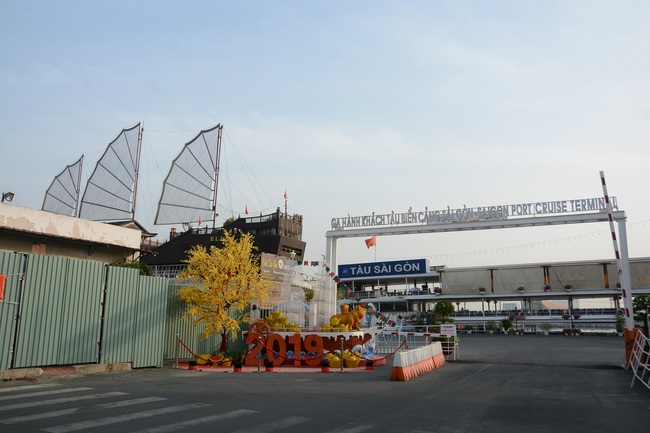 Phóng sanh bằng du thuyền trên sông Sài Gòn