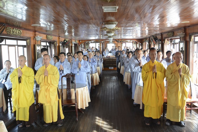 Phóng sanh bằng du thuyền trên sông Sài Gòn