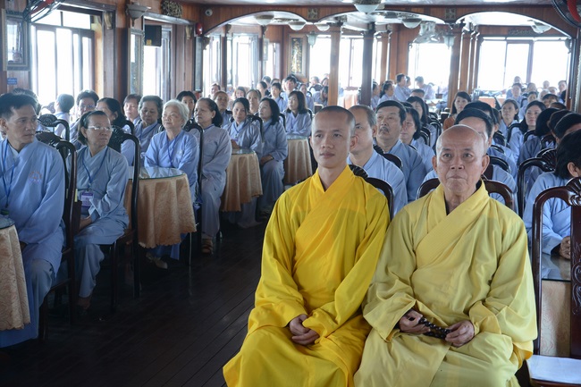 Phóng sanh bằng du thuyền trên sông Sài Gòn