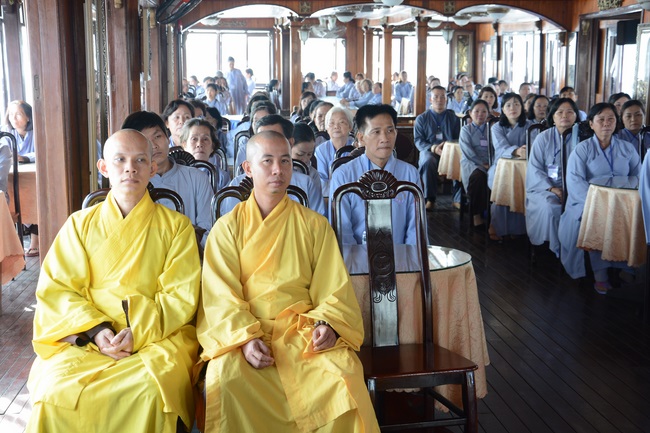 Phóng sanh bằng du thuyền trên sông Sài Gòn