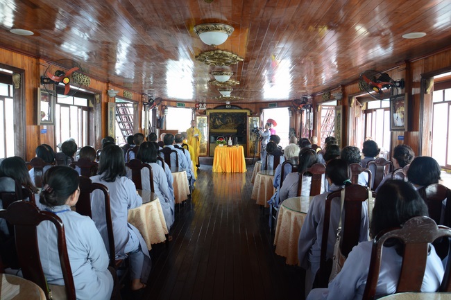 Phóng sanh bằng du thuyền trên sông Sài Gòn