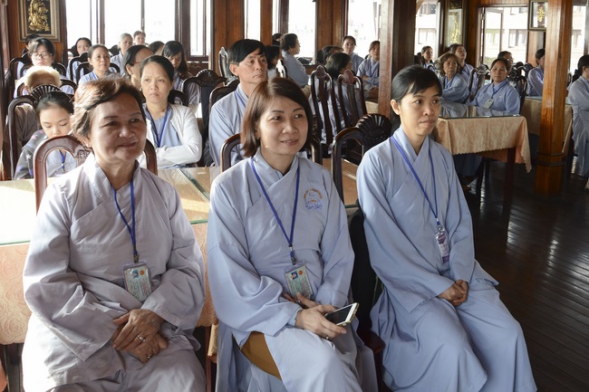 Phóng sanh bằng du thuyền trên sông Sài Gòn