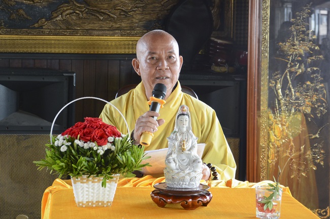 Phóng sanh bằng du thuyền trên sông Sài Gòn