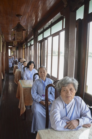 Phóng sanh bằng du thuyền trên sông Sài Gòn