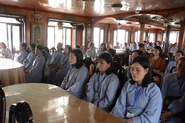 Phóng sanh bằng du thuyền trên sông Sài Gòn